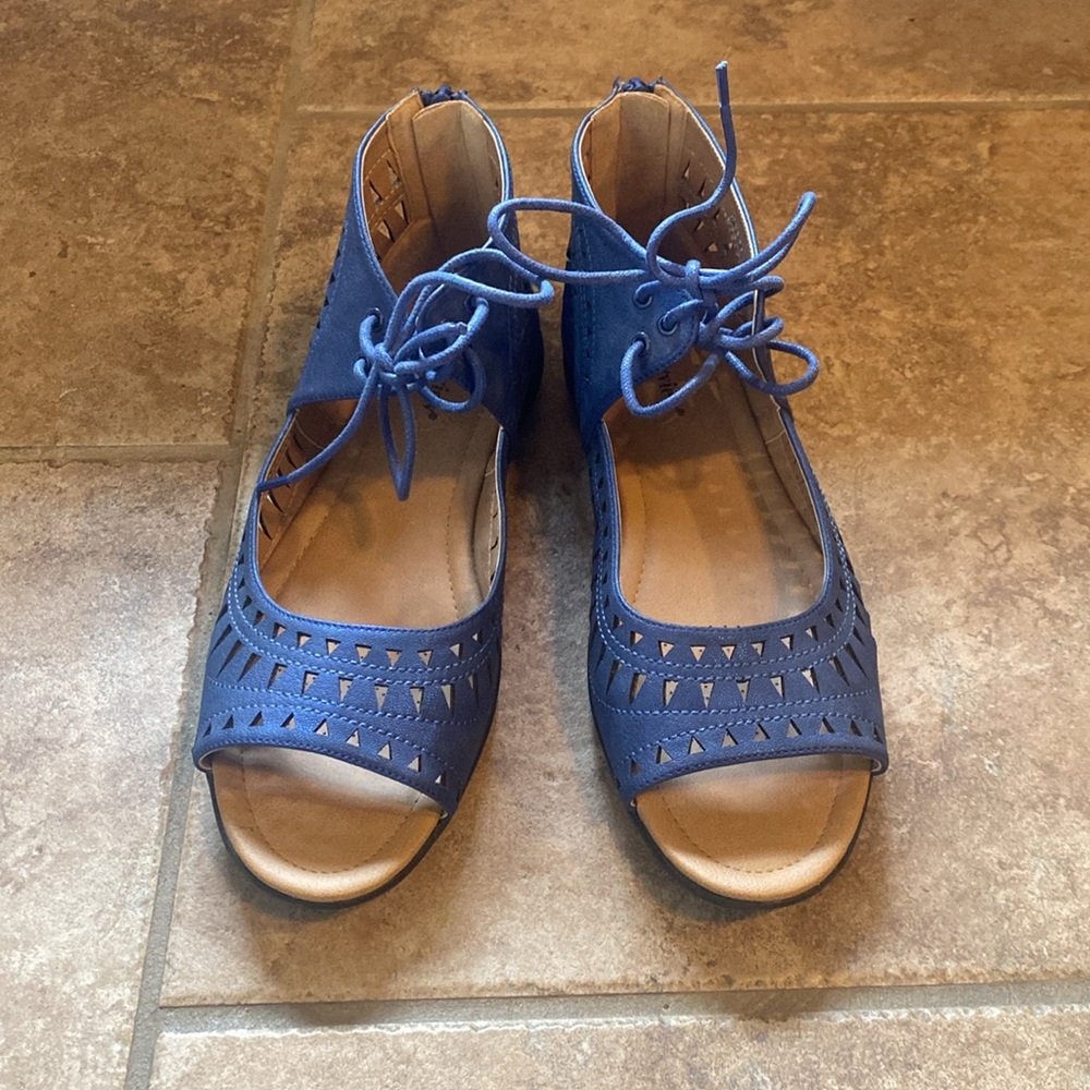 Comfortview. Women's Cutout Sandals - Navy. Size 10 - Picture 2 of 11